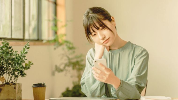 スマホを持つ女性