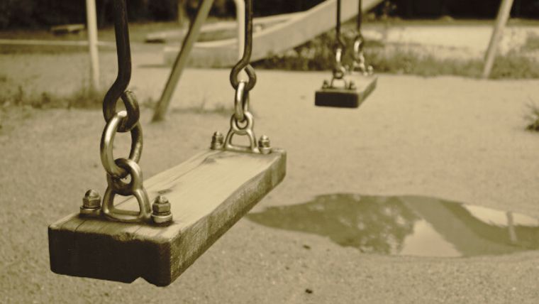 寂しそうなブランコ