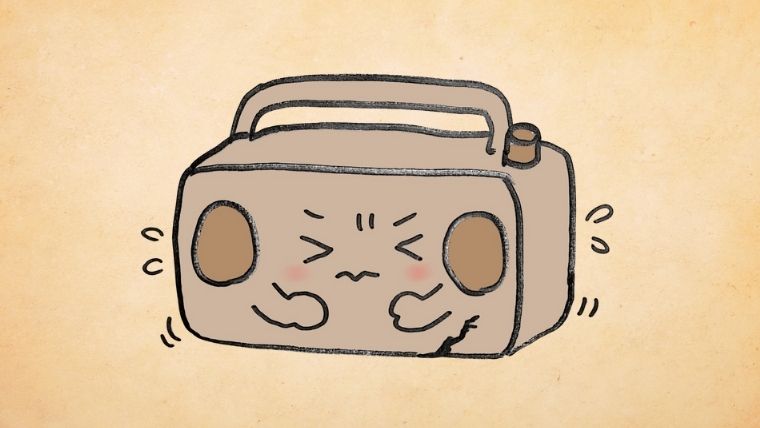 苦しそうなラジカセ