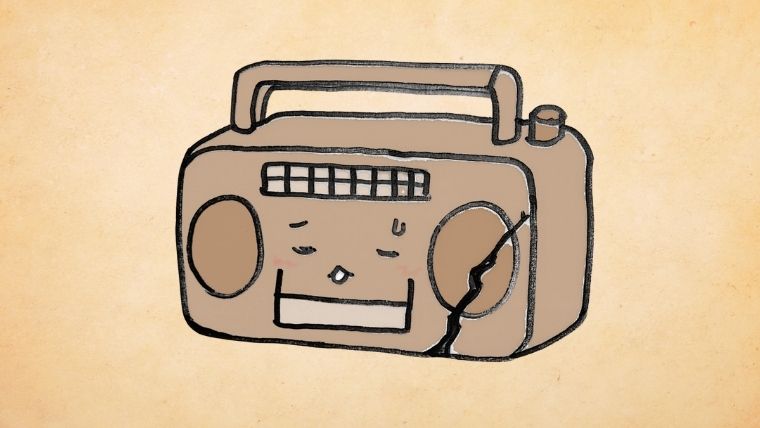 ヒビが入って放置されたラジカセ