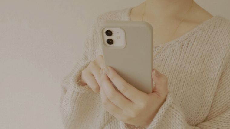 スマホを持つ女性