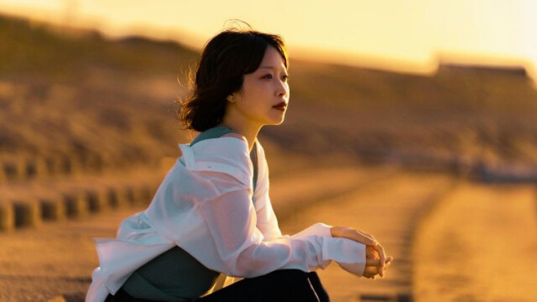 夕暮れの女性