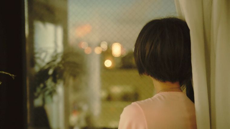 窓の外を見つめる女性