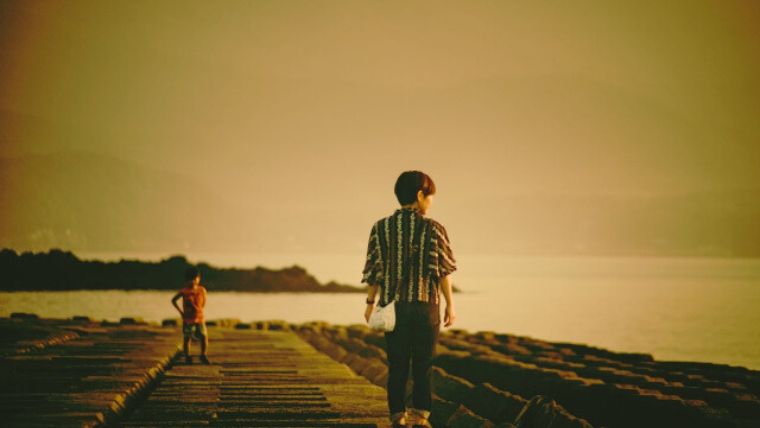 夕暮れを見る親子