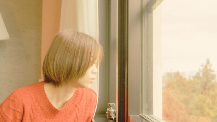 窓の外を見る女性