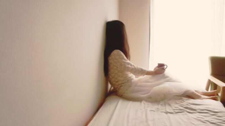 腰掛ける女性