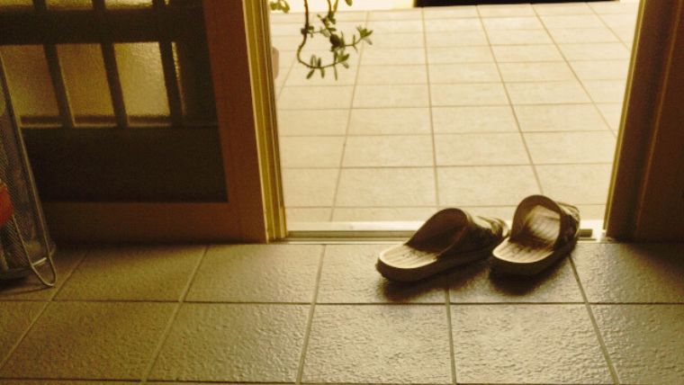 サンダルと引き戸の玄関