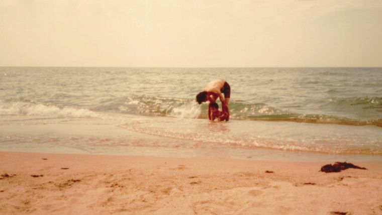 海で遊ぶ父と子