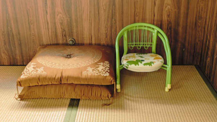 座布団と子どもイス