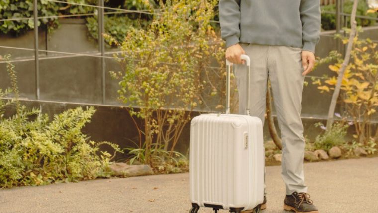 スーツケースと男性