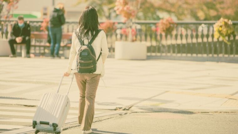 スーツケースと女性