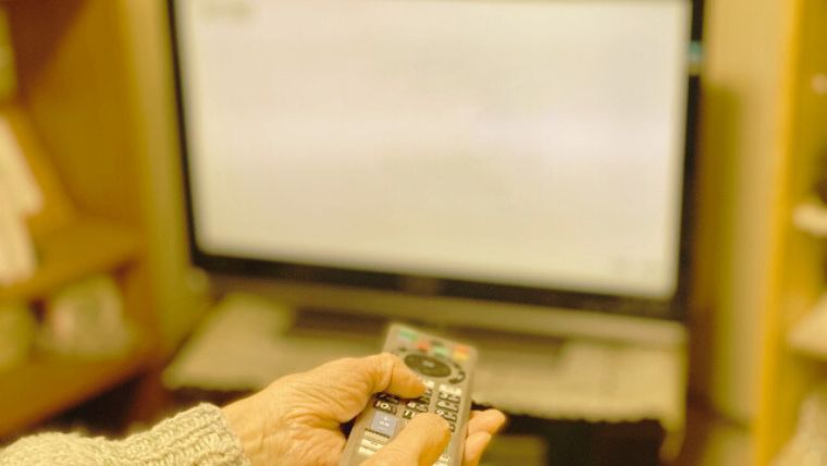 リモコンを持つ手