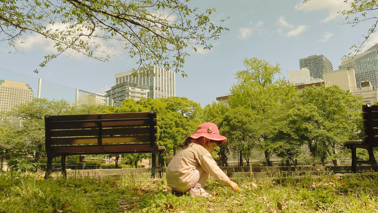 公園で遊ぶ娘